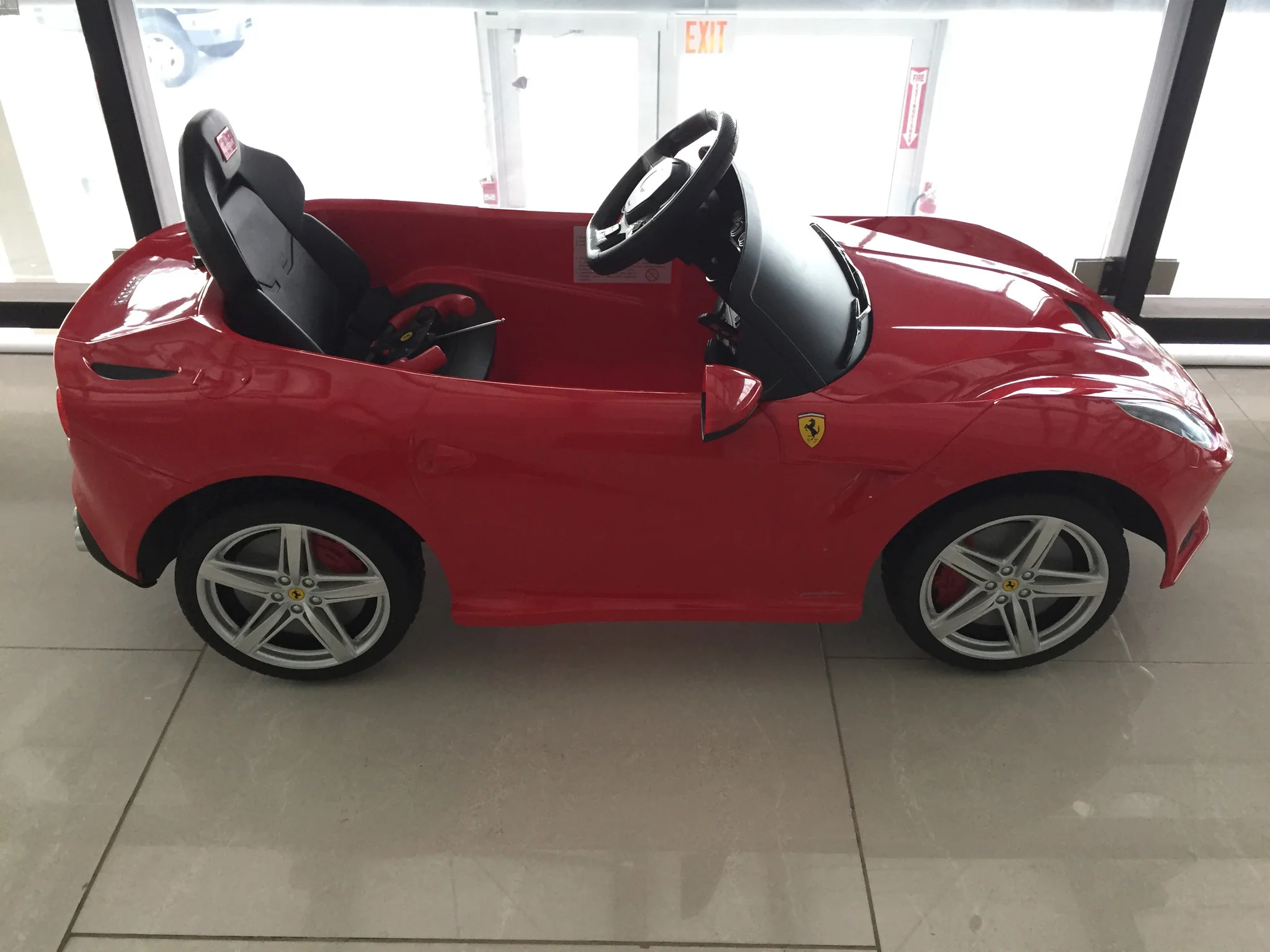 12V Ferrari F12 Ride on car for kids - Image 3