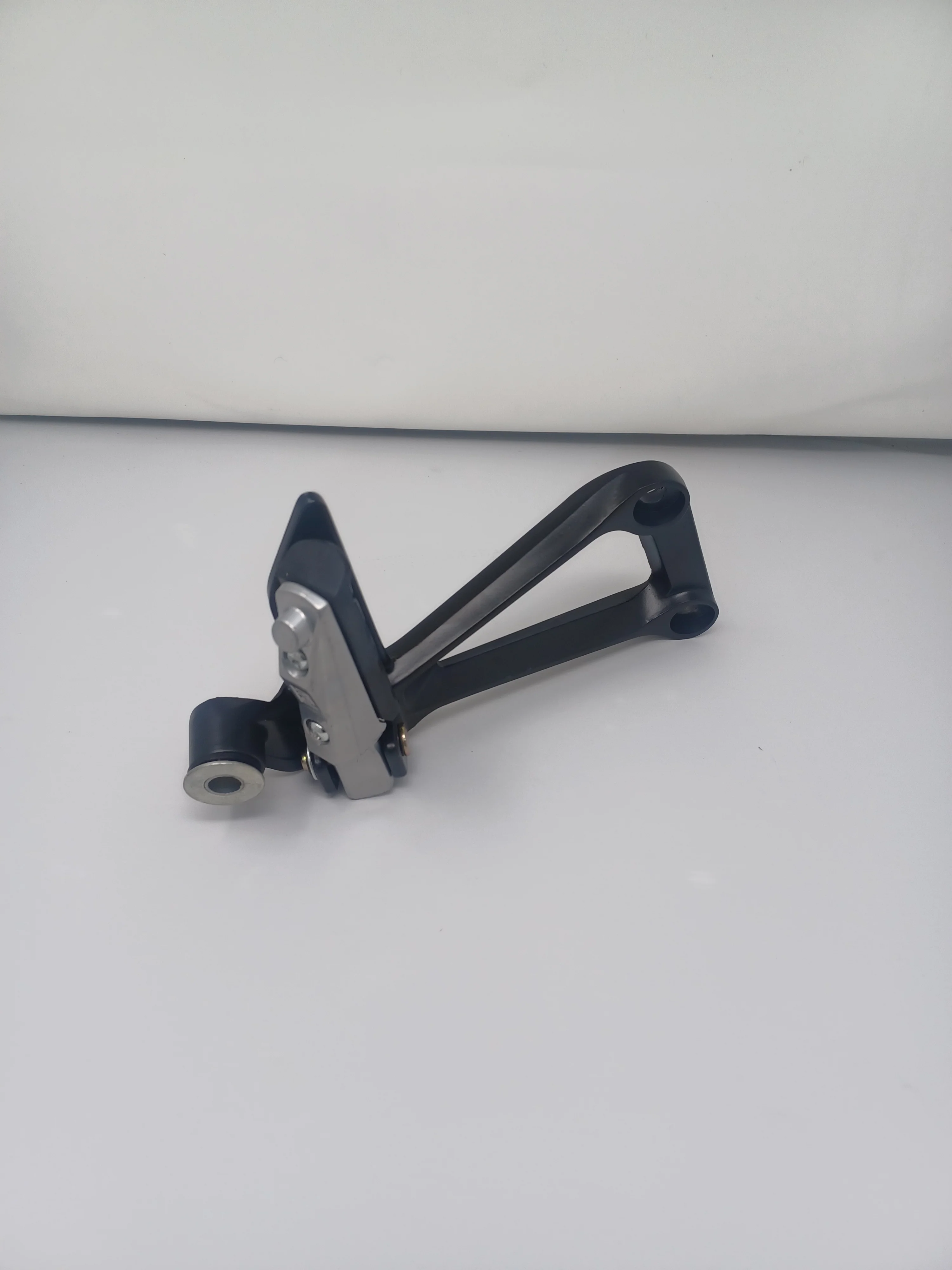 X22R 250cc Rear Right footrest 02050043 - Image 5